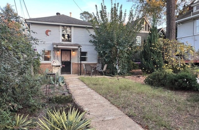 Charming two bedroom Central Gardens carriage house in amazing Memphis