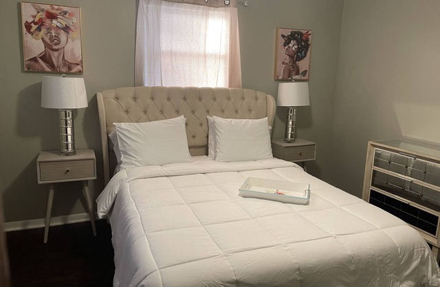 Charming Two-Bedroom Retreat: Your Ideal Urban Oasis Awaits!