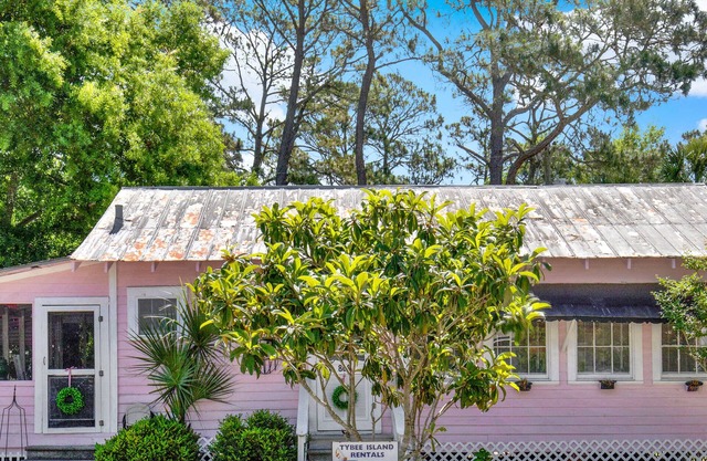 Charming Tybee Cottage, great location!