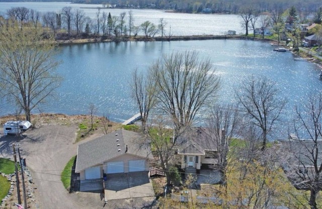 Charming Underhill 2-bedroom cabin in lovely Center City with lake access.