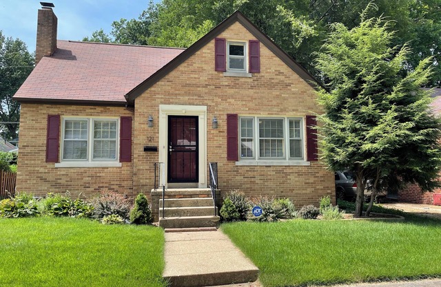 Charming updated 2 BR/2BA+Den home close to Capitol & Medical Complex