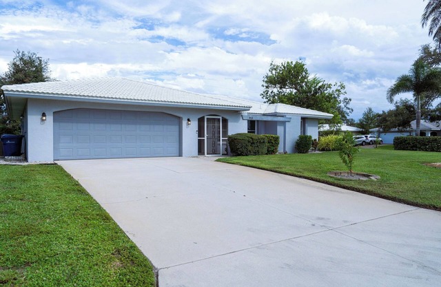 Charming Updated 4-bedroom 2 bath in Casey Key WiFi, AC Private Pool, sleeps 8