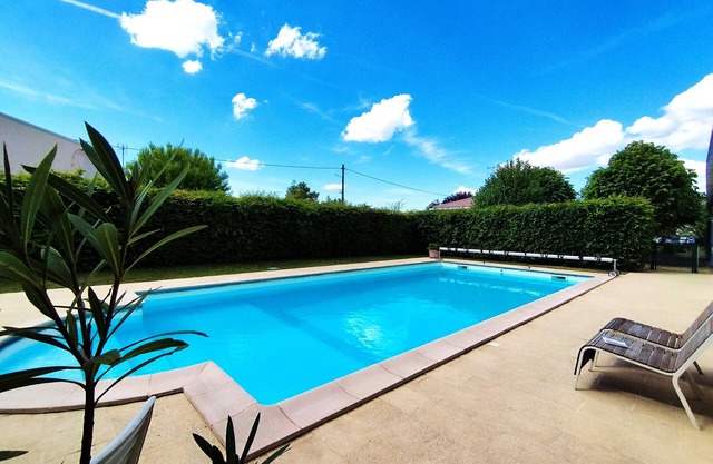 Charming Vendée gîte - L'Eglantine Heated pool in season!