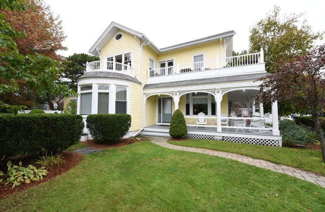 Charming Victorian beach house 5 bedrooms. 50 steps to the beach