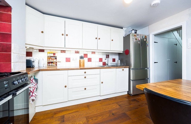 Charming Victorian 3BD townhouse with free parking