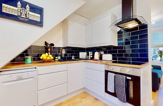Charming Victorian Terrace House Minutes from Station