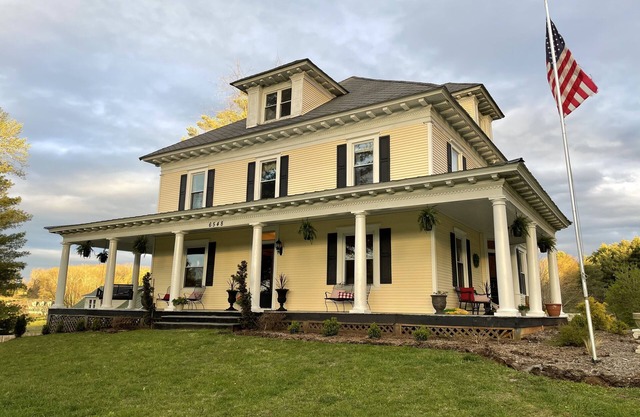 Charming Victorian Home Close to The Blue Ridge Parkway - Mile Marker 146