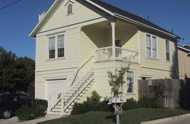 Charming Victorian - walking distance to town.