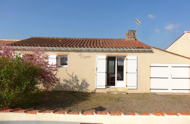 Charming Villa in Quiet Area with Garden, Near Beach & Shops, Pet-Friendly
