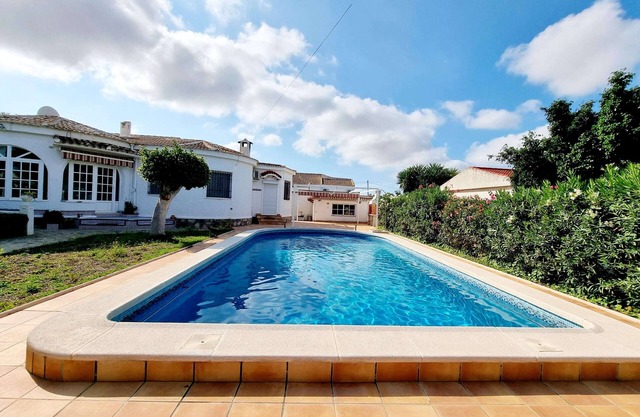 Charming Villa with Private Pool in Urb La Siesta Torrevieja