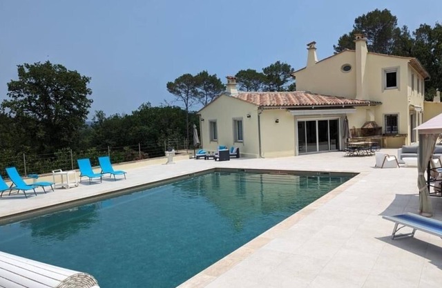 Charming villa with large swimming pool and hammam in a quiet area