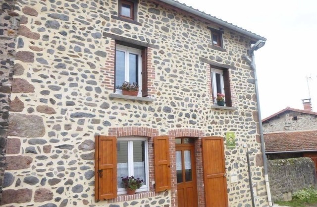 Charming Village House with Private Courtyard, Near Allier Gorges and Marquis de La Fayette's Birthplace