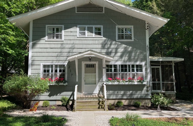 Charming Vintage Cottage - Across the street from lake Michigan, A/C and heat