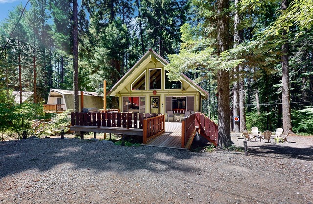 Charming vintage lodge with fireplace, deck & grill - walk to Lake Cle Elum
