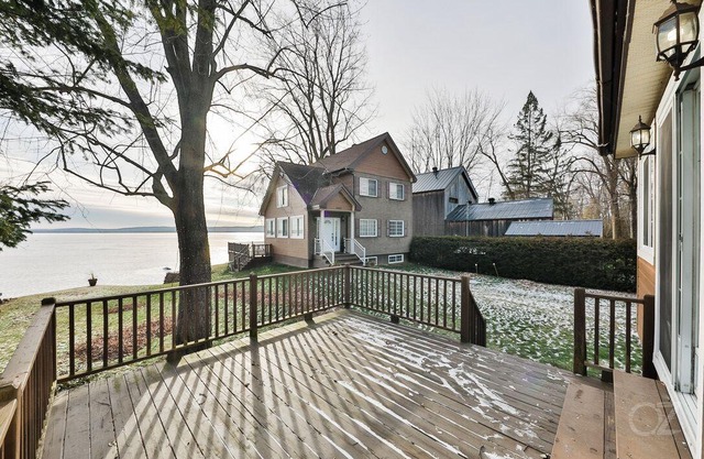 Charming Waterfront Laurentian Cottage
