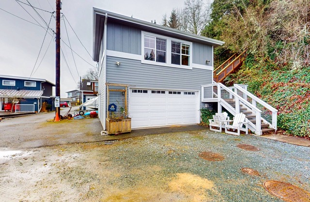Charming Waterfront Studio Rental with fireplace on Camano Island