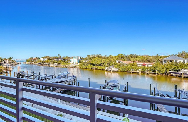 Charming Waterfront 1/1.5 Beautiful Sunsets at the Strand!