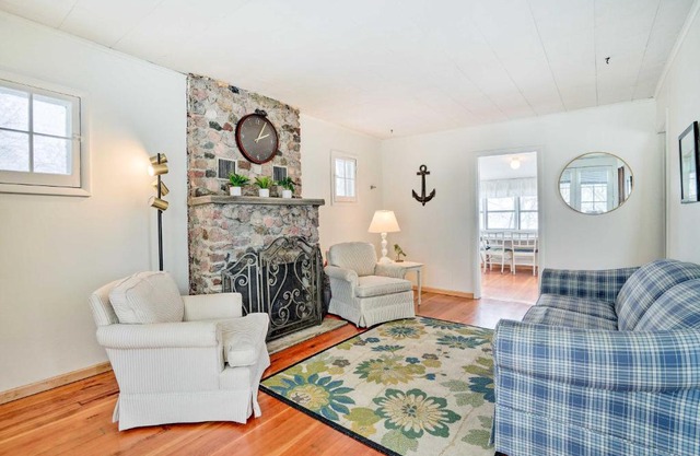 Charming Waterfront Cottage with Private Dock!