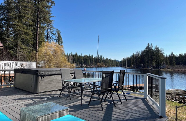 Charming waterfront house in fantastic Newport with WiFi, AC
