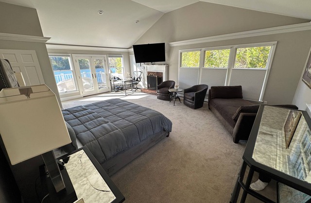 Charming Waterfront 3-bedroom house w pool and fireplaces in lovely Centerport