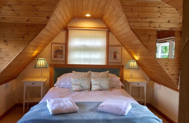 Charming Well Equipped Lodge by the Beautiful River Yarty
