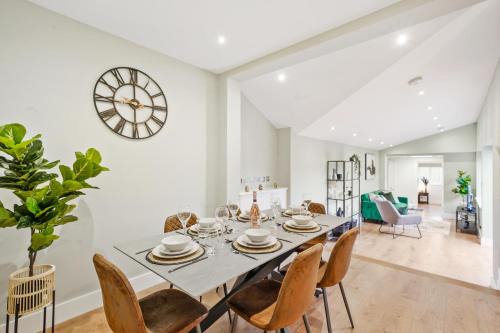 Charming Wimbledon 3-Bed Apt with Outdoor Area