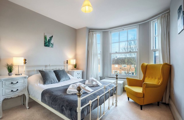 Charming Wimbledon Retreat: 2-Bedroom Haven!