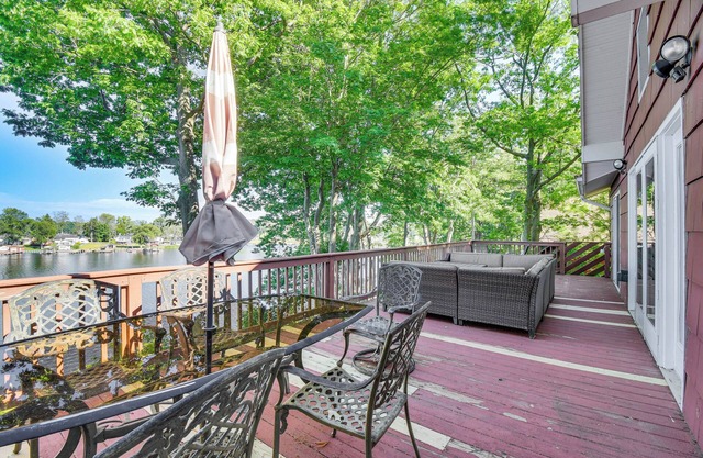 Charming Wolcott Cottage w/Fire Pit & Mini Dock