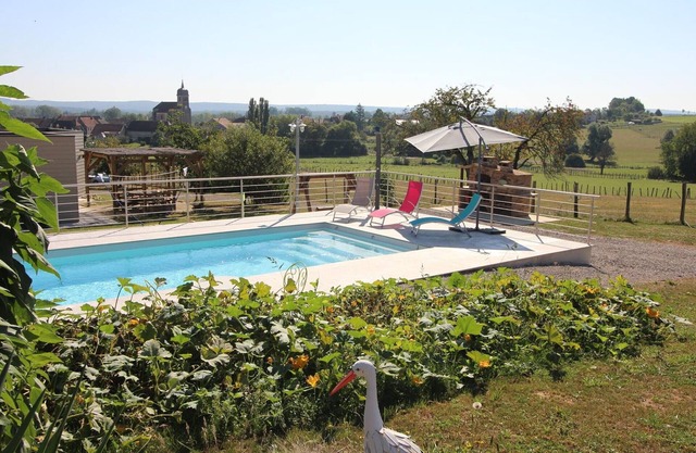 Charming wooden house with pool and pets allowed