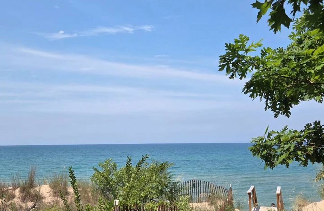 Charming year round cottage with large PRIVATE beach in the peaceful woods