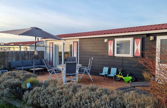 Charmingly decorated chalet Florence 4 near the sea serooskerke