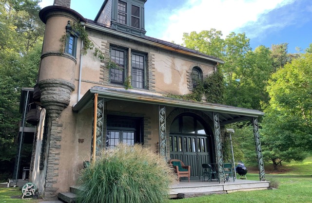 Chateau at Grey Towers,1.5 hours from NYC, Pool, sleeps 8-10, Milford, Pa
