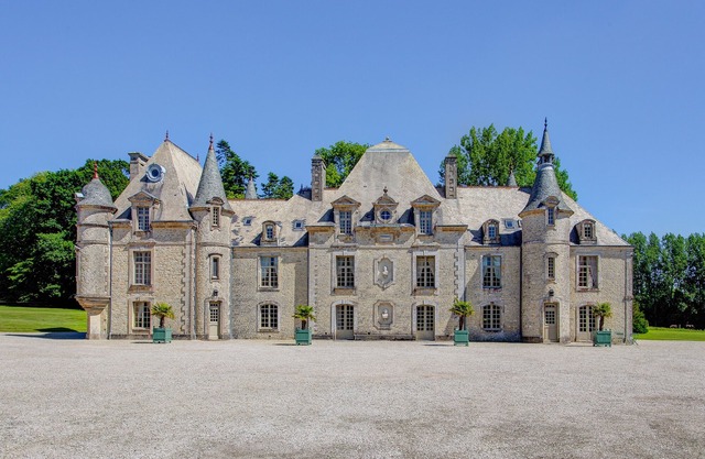 Chateau Des Reves - Eight Bedroom Castle, Sleeps 15