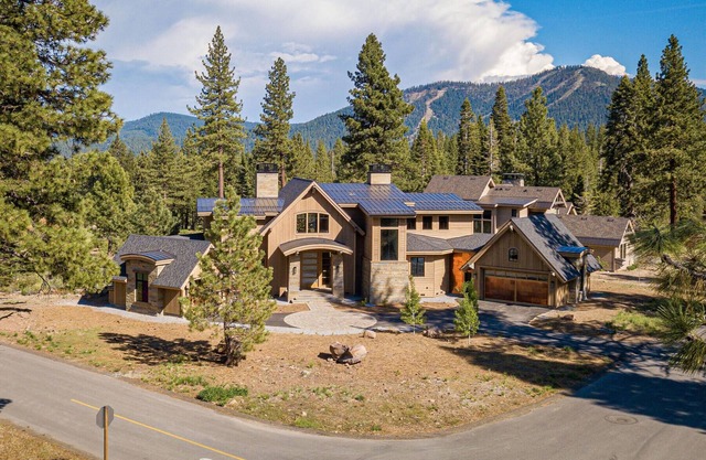 Chateau on Carson Range. Private Hot Tub, Golf & Exclusive Club Amenities!