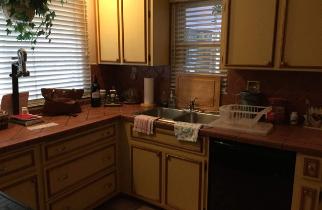 Chateau Susan’s SHARED HOME. Historic Mcgregor Blvd - 5 Star Property