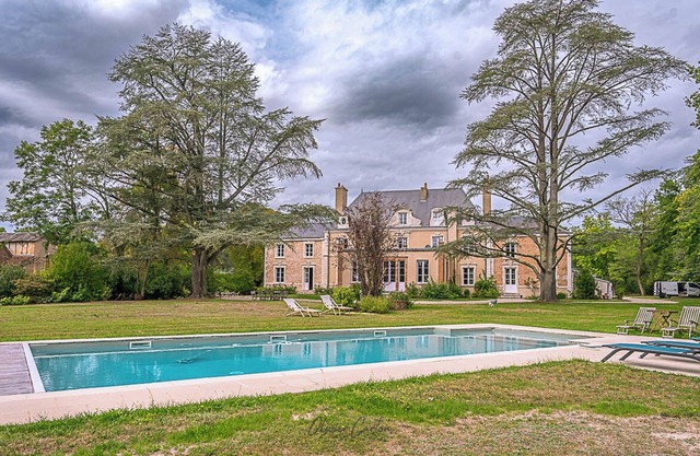 Chateau XVIII Pool Tennis Billiards. 90' from Paris