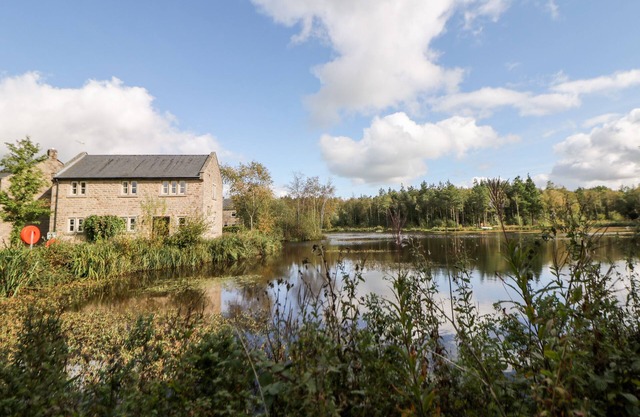 CHATSWORTH, family friendly, character holiday cottage in Two Dales