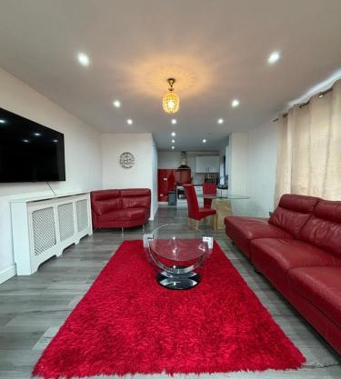 Cheerful 2 Bedroom Bungalow fully Furnished