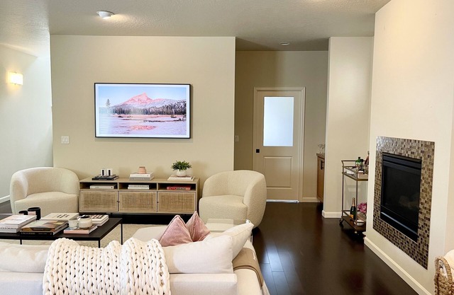 Cheerful 2 Bedroom Home in Eugene