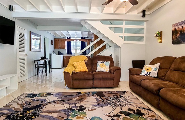Cheerful 2 - Bedroom Townhouse with free parking in New Kingston