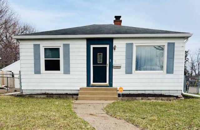 Cheerful 2 BR *Walking distance to Trinity RI*