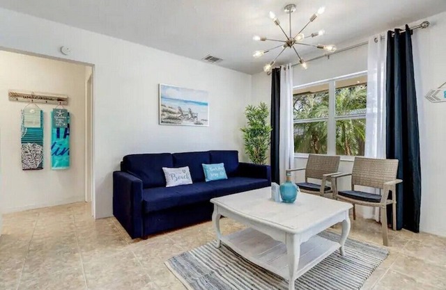 Cheerful 2Bd Home, 10 Min to Hollywood Beach