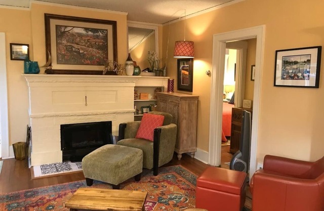 Cheerful 3 Bdrm w/Kitchen & LR in West Seattle