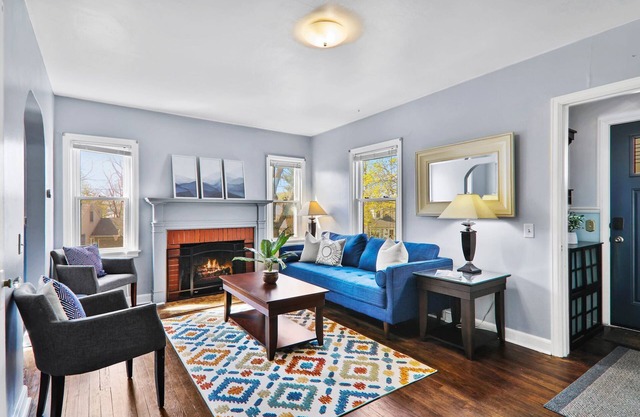 Cheerful 3-bedroom cottage 2 blocks from the lake