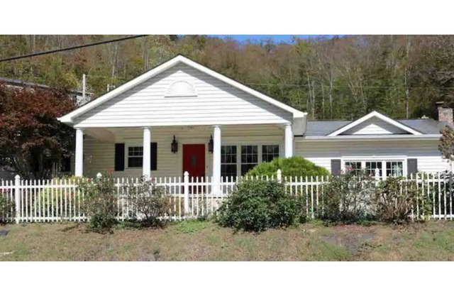 Cheerful 3 Bedroom Residential Home