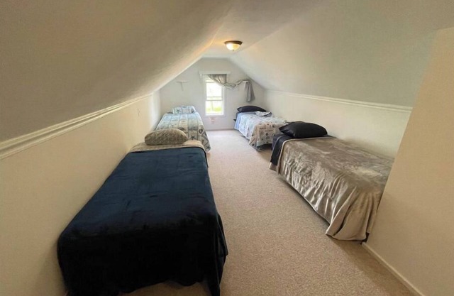 Cheerful 3 Bedroom Cottage Getaway w/Lake Access