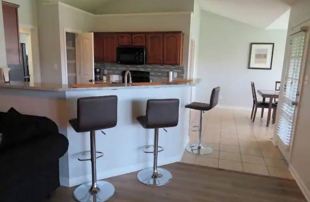 Cheerful 4 Bedroom with indoor fireplce, Fence in yard, Screen in back deck,