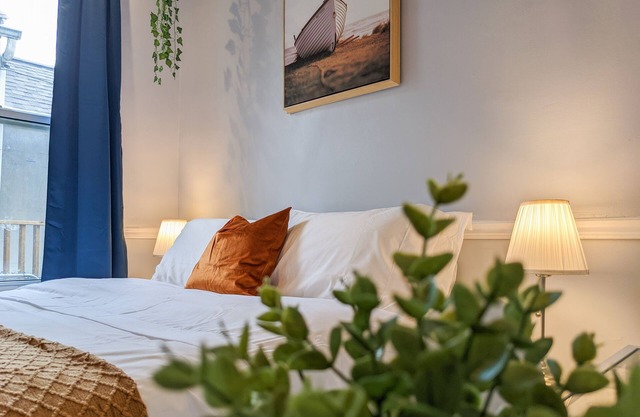 Cheerful & cozy downtown 2bdr with free parking