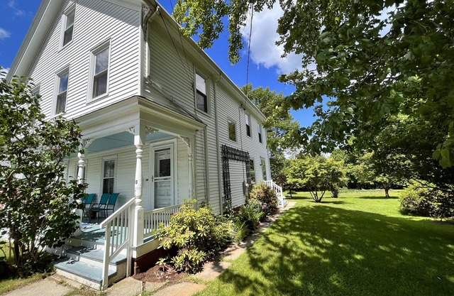 Cheerful home in the village - close to beach and the center of town!