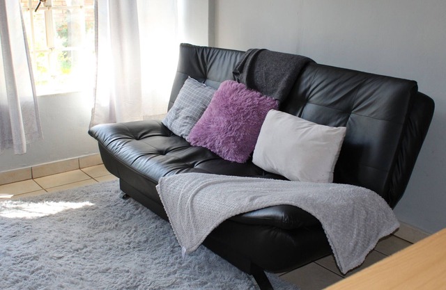 Cheerful Home with Braai area near Shopping Centers